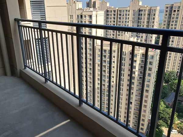 小區(qū)住宅陽臺護(hù)欄生銹了該如何處理？今后該如何維護(hù)？
